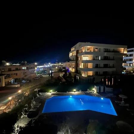 Lägenhet 1st Class Location With Sea&pool View Paphos